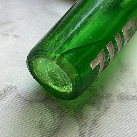 Vintage 7UP soda bottle keychain - Picture 3 of 6